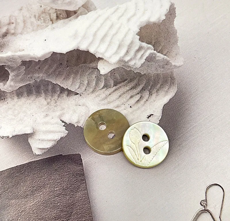 11.5mm Butterfly Tulip Pattern White Mabe Pearl Shell Buttons 40 Pack