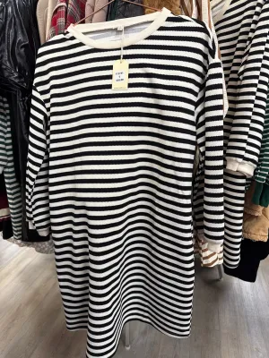 BLACK & WHITE STRIPED LONG SLEEVED SHIFT DRESS