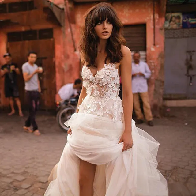 Elegant Princess A Line Wedding Dress Strapless Lace Appliques White/Ivory Full Tulle Skirt