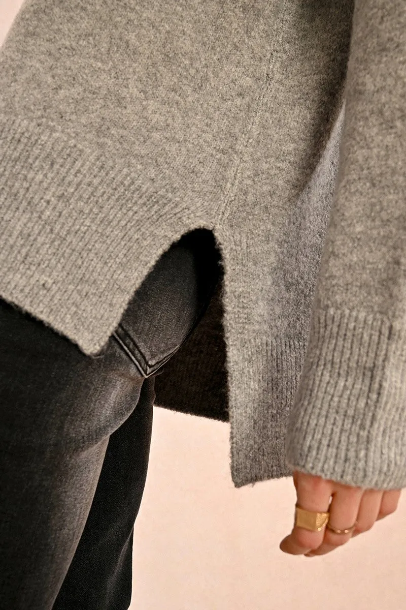 OVERSIZED AND ASYMMETRICAL SWEATER