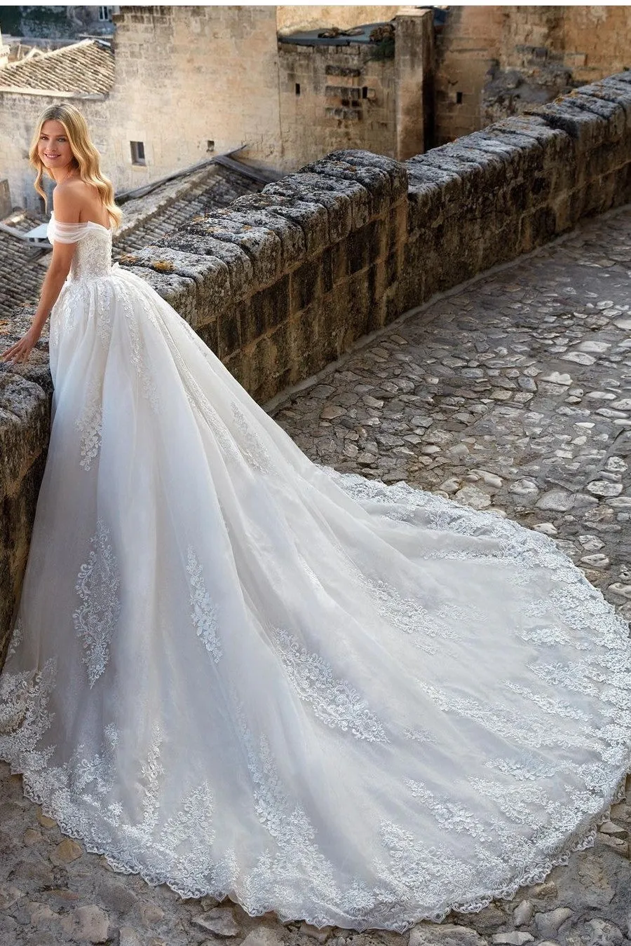 Tulle Appliques Wedding Gowns with Off-the-shoulder